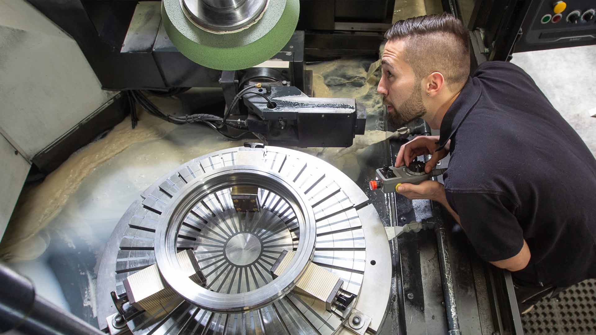 Schleiftechnik, Werkst&uuml;ck in Spannvorrichtung vor Schleifvorgang