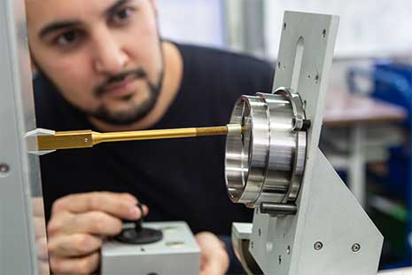 Mitarbeiter beim Messen eines Werkst&uuml;cks